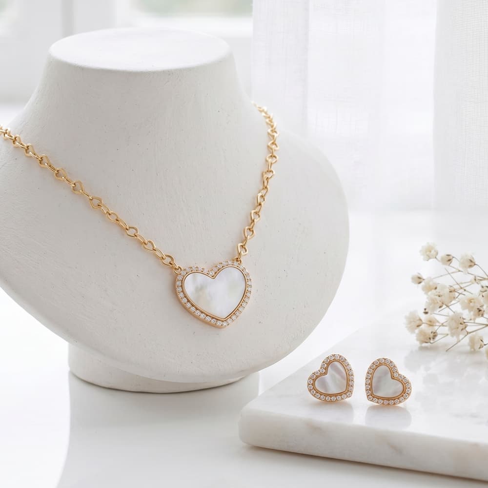 Conjunto de Colar e Brincos em Formato Coração Cravejado Cabochão com Zircônias Cristal